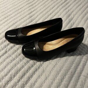 Clarks Marilyn Sara Pumps Women's Size 8 Leather Cap Toe Patent Block Heel Black